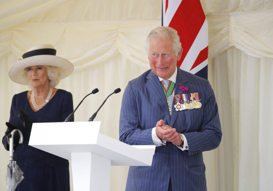 FOTO: EPA08494021 BRITAIN'S CAMILLA, DUCHESS OF CORNWALL (L) AND BRITAIN'S PRINCE CHARLES, PRINCE OF WALES (R) ATTEND  A CEREMONY TO PRESENT THE LEGION D'HONNEUR ? FRANCE'S HIGHEST DISTINCTION ? TO LONDON, FOR SERVICES DURING WW2 AT CARLTON GARDENS IN CENTRAL LONDON, BRITAIN, 18 JUNE 2020. FRENCH PRESIDENT MACRON IS IN LONDON TO MARK THE 80TH ANNIVERSARY OF FORMER FRENCH PRESIDENT CHARLES DE GAULLE'S APPEAL TO FRENCH PEOPLE TO RESIST THE NAZI OCCUPATION DURING WORLD WAR II.  EPA-EFE/TOLGA AKMEN / POOL  MAXPPP OUT