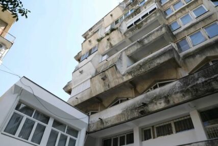 ZADOBIO TEŠKE POVREDE Ljekari se BORE ZA ŽIVOT DJEČAKA (3) koji je pao sa zgrade