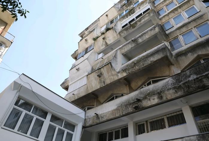 ZADOBIO TEŠKE POVREDE Ljekari se BORE ZA ŽIVOT DJEČAKA (3) koji je pao sa zgrade