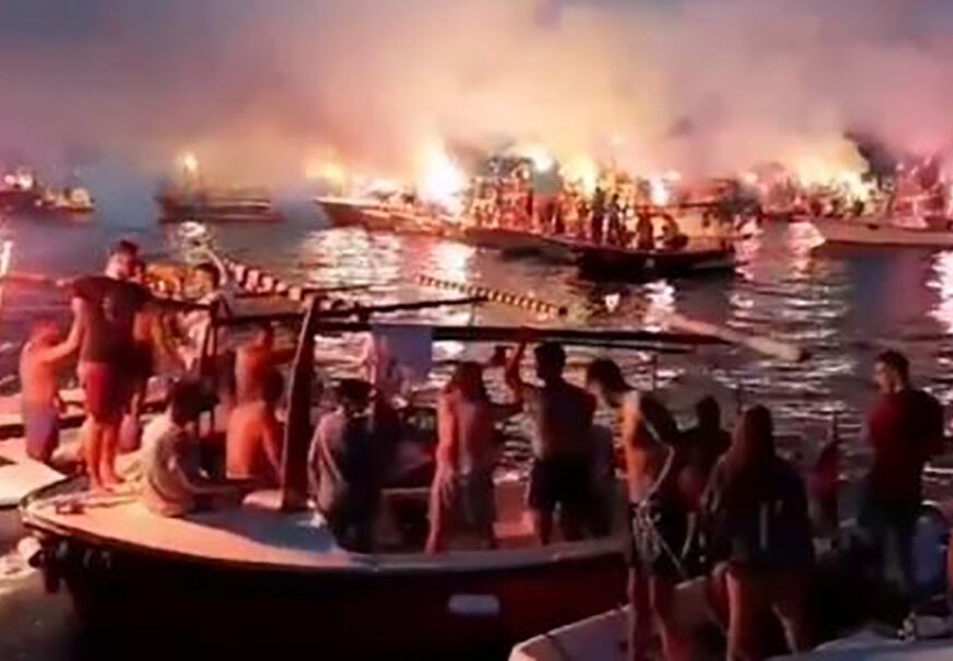 “MILO, NE DAMO TI SVETINJE” Na moru se spojile dvije litije, 40 barki  i  stotine vjernika sa JASNOM PORUKOM (VIDEO)