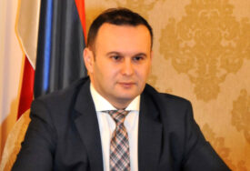 "SKINUĆU MU KAPU AKO USPIJE" Ćosić o obećanjima novog gradonačelnika Banjaluke