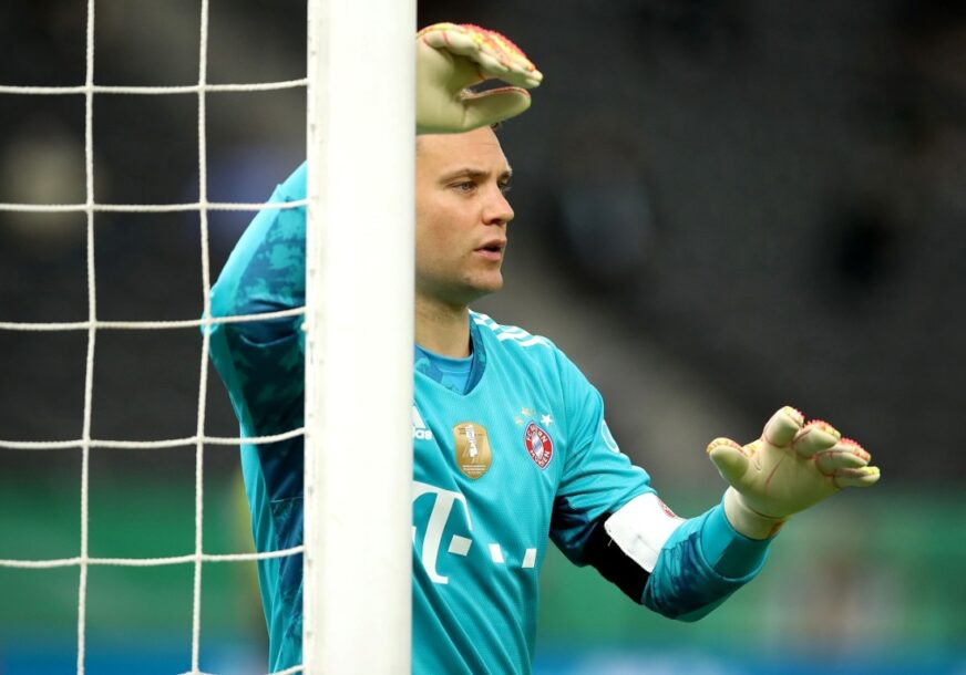 FOTO: EPA08528281 MANUEL NEUER OF BAYERN MUENCHEN GESTURES DURING THE DFB CUP FINAL MATCH BETWEEN BAYER 04 LEVERKUSEN AND FC BAYERN MUENCHEN AT OLYMPIASTADION IN BERLIN, GERMANY, 04 JULY 2020.  EPA-EFE/ALEXANDER HASSENSTEIN / POOL THE DFB REGULATIONS PROHIBIT ANY USE OF PHOTOGRAPHS AS IMAGE SEQUENCES AND/OR QUASI-VIDEO.