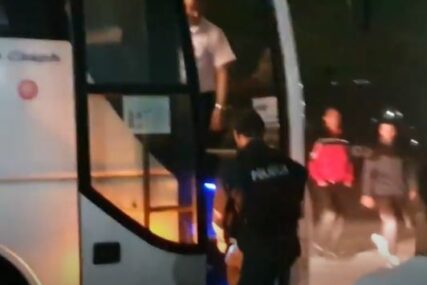 “OSTAJEMO CIJELU NOĆ” Policija i građani zaustavljaju i pregledaju autobuse kod Velike Kladuše (VIDEO)