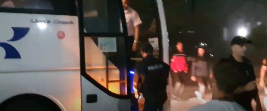 “OSTAJEMO CIJELU NOĆ” Policija i građani zaustavljaju i pregledaju autobuse kod Velike Kladuše (VIDEO)