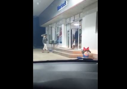OPIJAJU SE NA LIVADAMA Evo kako migranti iz kampa "Miral" kupuju alkohol u Velikoj Kladuši (VIDEO)