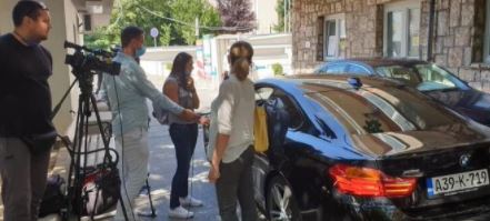 JAVNOST GA OŠTRO OSUDILA Kantonalni ministar novinarima dao izjavu iz automobila (FOTO)