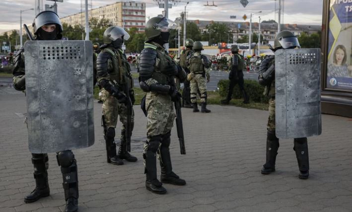 POLICIJA UZ DEMONSTRANTE Na protestima u Minsku spustili štitove u znak solidarnosti (VIDEO)