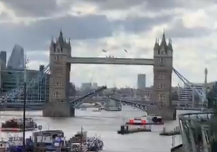 HAOS U LONDONU Dijelovi čuvenog pokretnog mosta se ZAGLAVILI (FOTO, VIDEO)