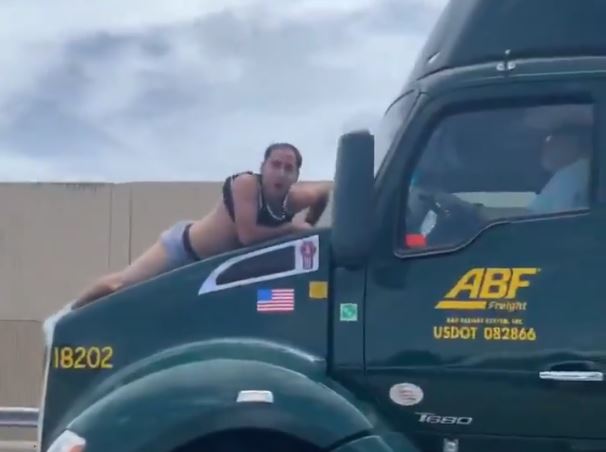 FILMSKA SCENA Skočio na haubu kamiona u pokretu i nasrnuo na vozača (VIDEO)