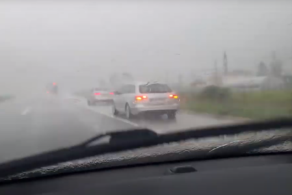 VOZAČI STAJALI NA AUTO-PUTU Olujno nevrijeme zahvatilo Visoko (VIDEO)