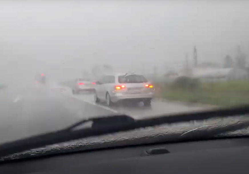 VOZAČI STAJALI NA AUTO-PUTU Olujno nevrijeme zahvatilo Visoko (VIDEO)