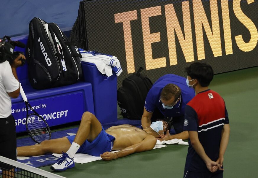FOTO: EPA08623473 NOVAK DJOKOVIC OF SERBIA (C) RECEIVES MEDICAL TREATMENT WHILE PLAYING AGAINST RICARDAS BERANKIS OF LITHUANIA DURING A WESTERN AND SOUTHERN OPEN SECOND ROUND MATCH AT THE USTA NATIONAL TENNIS CENTER IN FLUSHING MEADOWS, NEW YORK, USA, 24 AUGUST 2020.  EPA-EFE/JASON SZENES