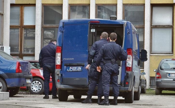 ZBOG SUROVE PORODICE PROŠAO KROZ PAKAO Bratanca tjerali da čuva 500 ovaca i živi BEZ STRUJE I VODE