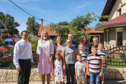 JEDINSTVENI, A ZA SEBE KAŽU DA SU SKROMNI Predsjednica Srpske obišla desetočlanu porodicu Savković
