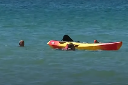 KAO U ČUVARIMA PLAŽE Dvije žene povukla morska struja, a onda im je u pomoć stigao PREDSJEDNIK PORTUGALA (VIDEO)