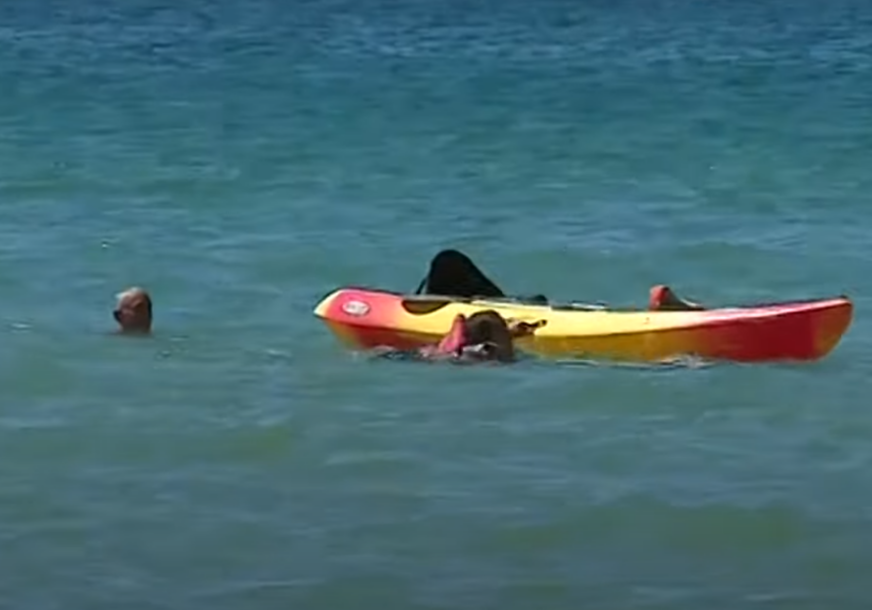 KAO U ČUVARIMA PLAŽE Dvije žene povukla morska struja, a onda im je u pomoć stigao PREDSJEDNIK PORTUGALA (VIDEO)