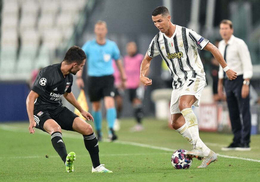 FOTO: EPA08590745 JUVENTUS’ CRISTIANO RONALDO (R) AND LYON’S LEO DUBOIS IN ACTION DURING THE UEFA CHAMPIONS LEAGUE ROUND OF 16 SECOND LEG SOCCER MATCH JUVENTUS FC VS OLYMPIQUE LYON AT THE ALLIANZ STADIUM IN TURIN, ITALY, 07 AUGUST 2020.  EPA-EFE/ALESSANDRO DI MARCO
