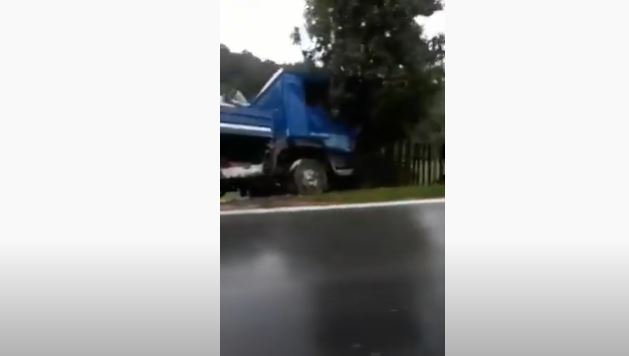 AUTOMOBILOM PODLETIO POD KAMION Saobraćajna nesreća kod Travnika (VIDEO)