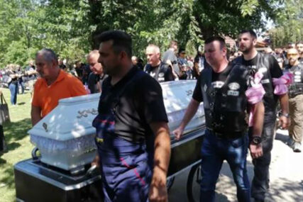 BAJKERI ODALI POČAST SAŠI I MARIJI Stotine ljudi na sahrani ocu i kćerki koji su stradali u JEZIVOM UDESU