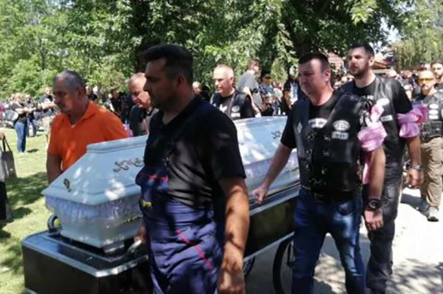 BAJKERI ODALI POČAST SAŠI I MARIJI Stotine ljudi na sahrani ocu i kćerki koji su stradali u JEZIVOM UDESU