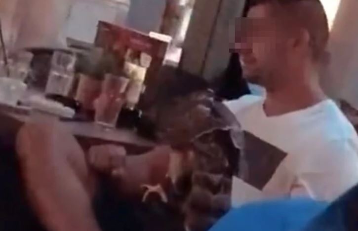 NESVAKIDAŠNJA SCENA IZNENADILA MNOGE Mladić drži SOKOLA u kafiću u centru grada (VIDEO)