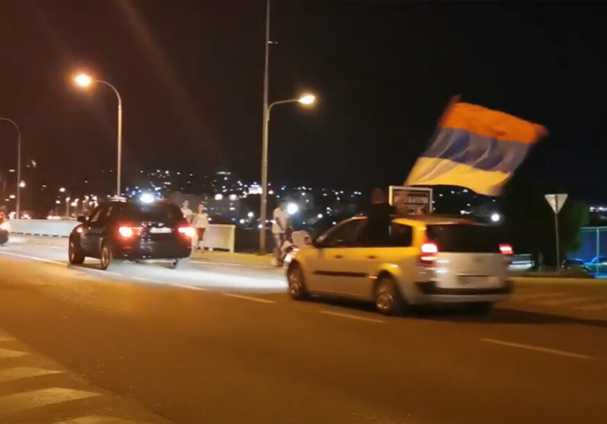 BAKLJADE U TREBINJU Trobojke i ikone istaknute u čast pobjede opozicije u Crnoj Gori (VIDEO)