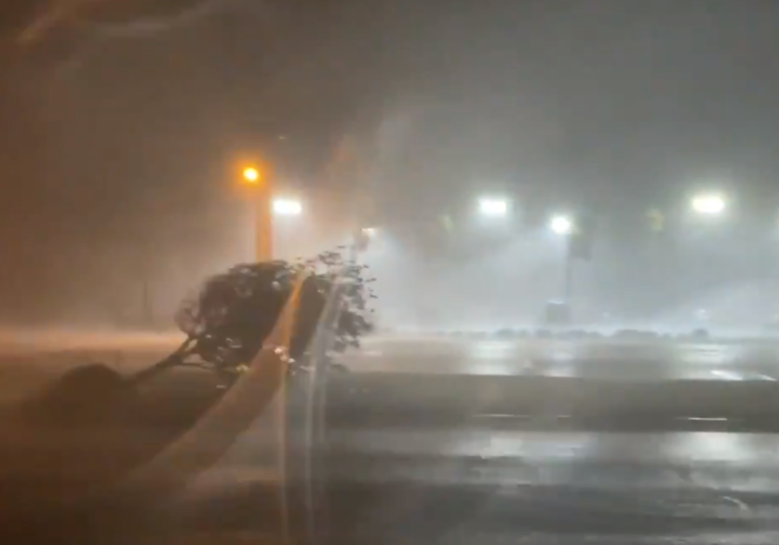 Vjetar duvao i do 200 kilometara na sat: Uragan Grejs pogodio Meksiko (VIDEO)
