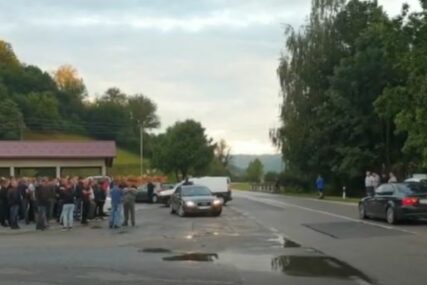 NEZADOVOLJNI ZBOG PRILIVA MIGRANATA Policija i građani u Velikoj Kladuši dežurali do dva sata iza ponoći