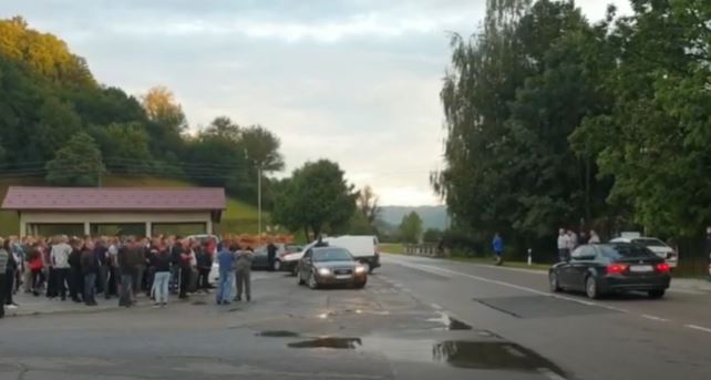 NEZADOVOLJNI ZBOG PRILIVA MIGRANATA Policija i građani u Velikoj Kladuši dežurali do dva sata iza ponoći