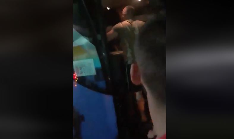 DRAMA U VELIKOJ KLADUŠI Građani pregledaju autobuse, izbacuju migrante (VIDEO)