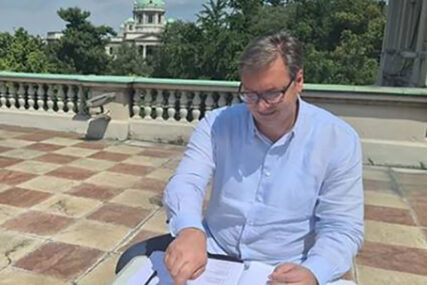 “NEOBIČNO MJESTO ZA ANALIZU REZULTATA” Predsjednik Vučić kancelariju zamijenio terasom (FOTO)