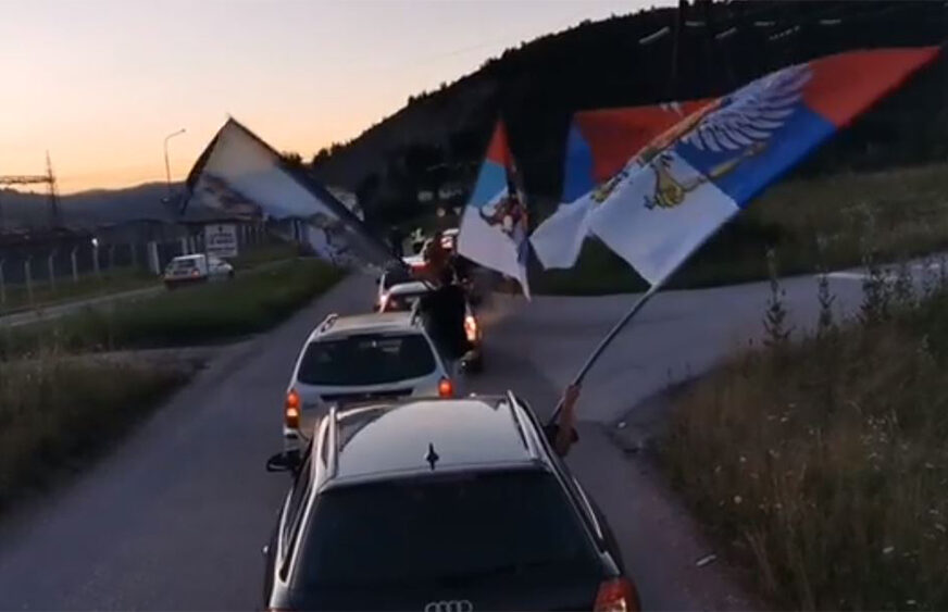 AUTO-LITIJE U VIŠE GRADOVA Crnogorci poručili "NE DAMO SVETINJE" (VIDEO)