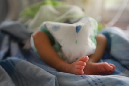 ZAŠTO MAJKE OSTAVLJAJU BEBE Nakon pronalaska novorođenčeta kod Živinica JAVNOST ŠOKIRANA