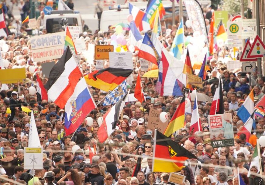 UHAPŠENO NAJMANJE STOTINU DEMONSTRANATA U Berlinu protesti zbog mjera protiv korona virusa