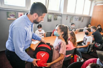 NA POKLON I ŠKOLSKI PRIBOR Đaci iz višečlanih i romskih porodica dobili besplatne udžbenike