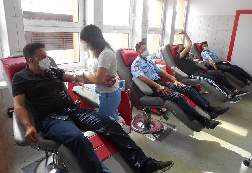HUMANOST NA DJELU U akciji dobrovoljnog davanja krvi 108 policajaca (FOTO)