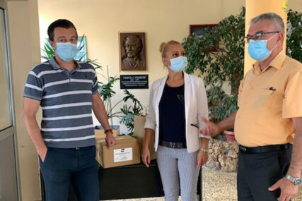 PODRŠKA U DOBA KORONE Bivša učenica donirala dezinfekciona sredstva školi u Banjaluci