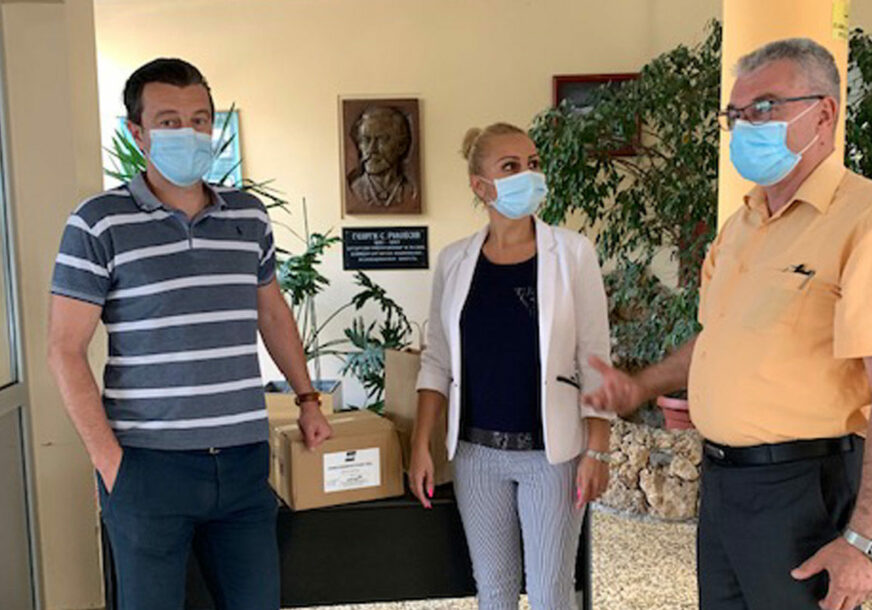 PODRŠKA U DOBA KORONE Bivša učenica donirala dezinfekciona sredstva školi u Banjaluci