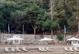 TUČA ZBOG LEŽALJKE ZAVRŠILA TRAGEDIJOM Muškarac (82) preminuo nakon sukoba na plaži, privedene dvije osobe