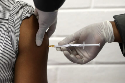 SZO PREGOVA SA KINOM I INDIJOM Uskoro moguće odobravanje upotrebe vakcina protiv korone