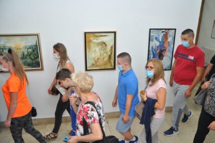 SAV PRIHODA ZA DJECU KOSOVA U Prijedoru otvorena humanitarna izložba slika