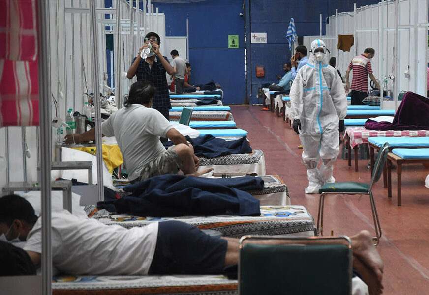 FOTO: EPA08563899 PEOPLE ARE SEEN INSIDE A CARE FACILITY FOR COVID-19 AT A STADIUM WITHIN THE COMMONWEALTH GAMES (CWG) VILLAGE SPORTS COMPLEX IN NEW DELHI, INDIA, 24 JULY 2020. EPA-EFE/STR