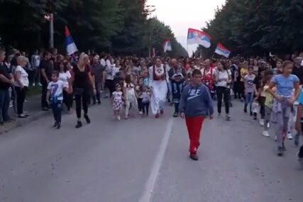 LITIJE U VIŠE GRADOVA Crnogorci “naoružani” barjacima i ikonama, orilo se “NE DAMO SVETINJE” (VIDEO)