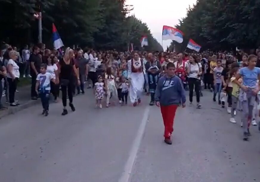 LITIJE U VIŠE GRADOVA Crnogorci “naoružani” barjacima i ikonama, orilo se “NE DAMO SVETINJE” (VIDEO)