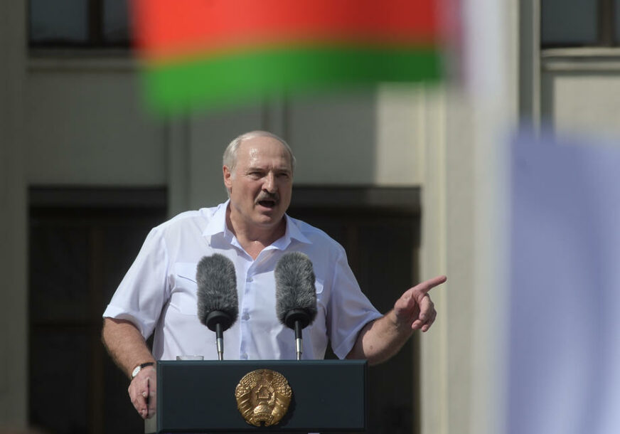 HILJADE LJUDI NA ULICAMA MINSKA Lukašenko na koljenima zahvalio pristalicama, protivnike nazvao PACOVIMA