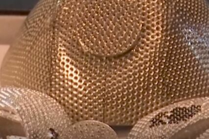 MASKA VRIJEDNA 1,5 MILIONA DOLARA Draguljar je pravi od zlata, prekrivenu dijamantima (VIDEO)