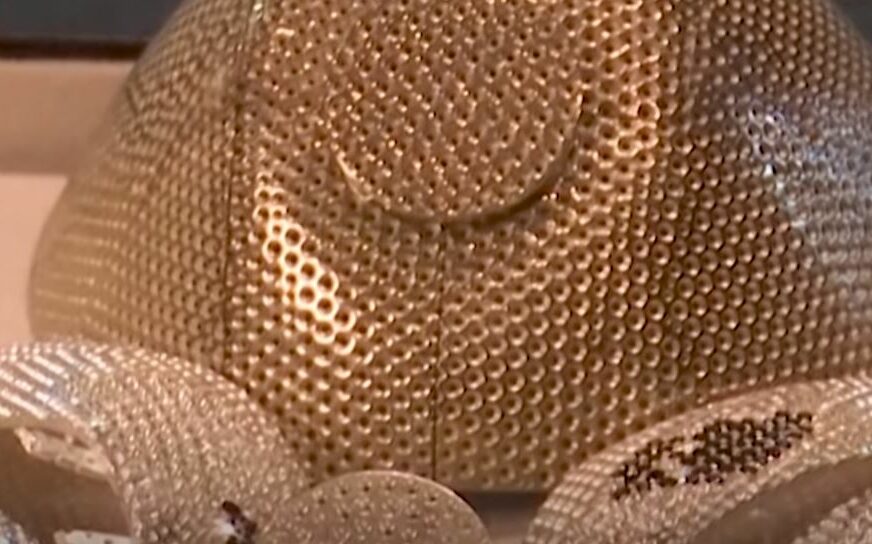 MASKA VRIJEDNA 1,5 MILIONA DOLARA Draguljar je pravi od zlata, prekrivenu dijamantima (VIDEO)