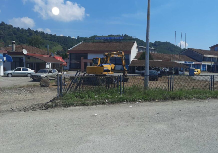 NAKON PRIVATIZACIJE PREDUZEĆA Neizvjesna sudbina spomen ploče u Novom Gradu (FOTO)