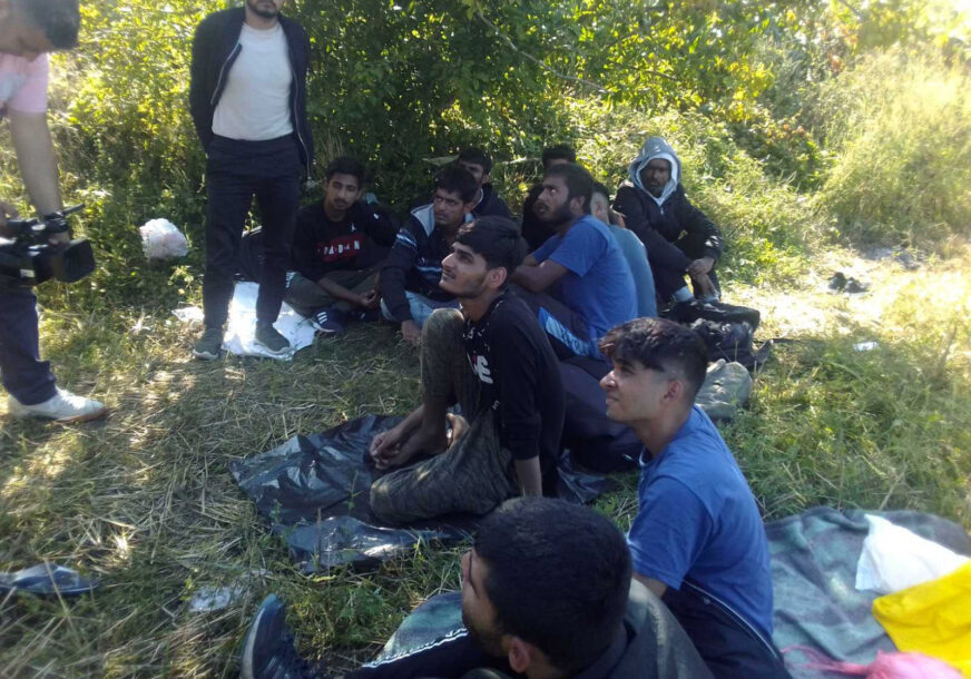 "NE ŽELIMO U SRPSKU, NEGO U EU" Migranti očajni na međuentitetskoj granici kod Krupe na Uni