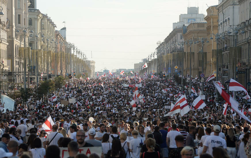 NAJMASOVNIJI PROTESTI U BELORUSIJI Na ulicama oko 250.000 demonstranata, putevi do Minska blokirani (VIDEO)